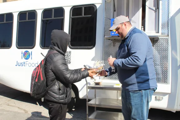 justfood truck - justin serving
